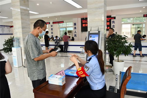 常德交警四大隊設立咨詢引導臺，貼心服務群眾與游客